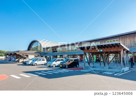 道の駅ふたつい きみまちの里　米代川・七座山へ貫通させるアーチ型大屋根　アーチトラス　木の建築文化 123645008