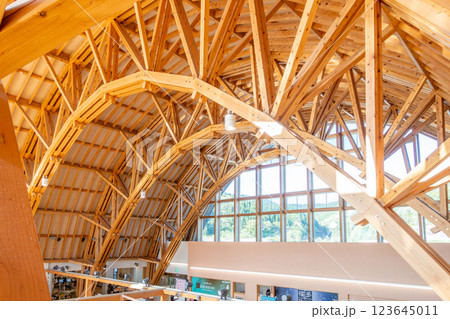 道の駅ふたつい きみまちの里　米代川・七座山へ貫通させるアーチ型大屋根　アーチトラス　木の建築文化 123645011
