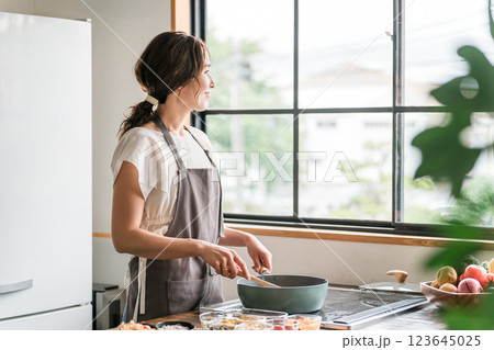 キッチンで料理をする若いアジア人女性（クッキング・手料理） 123645025