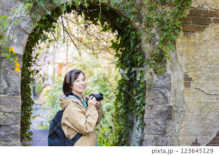 カメラ女子 旅行 女子旅 カメラ女子 旅行 女子旅 123645129