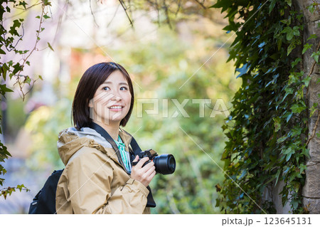 カメラ女子　旅行　女子旅 123645131