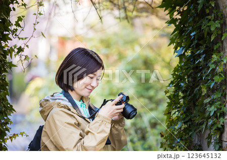 カメラ女子　旅行　女子旅 123645132