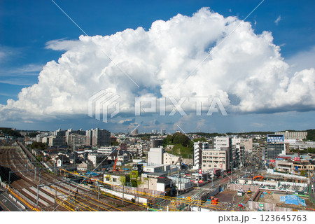 発展する街並み 123645763