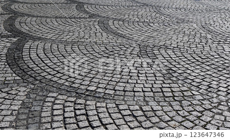 円舗装の石畳み 123647346