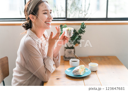 カフェのランチ・ブランチ・朝食でサンドイッチを食べるアジア人女性 カフェのランチ・ブランチ・朝食でサンドイッチを食べるアジア人女性 123647681