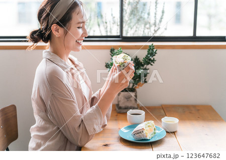 カフェのランチ・ブランチ・朝食でサンドイッチを食べるアジア人女性 カフェのランチ・ブランチ・朝食でサンドイッチを食べるアジア人女性 123647682