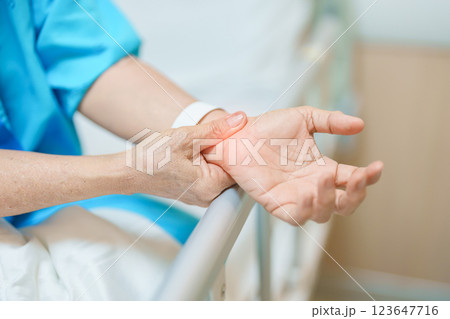 Elderly Patient Woman having wrist pain in hospital, muscle ache due to Carpal Tunnel Syndrome, De Quervain s tenosynovitis, rheumatoid, arthritis, gout, Parkinson disease and ergonomic healthcare Elderly Patient Woman having wrist pain in hospital, muscle ache due to Carpal Tunnel Syndrome, De Quervain s tenosynovitis, rheumatoid, arthritis, gout, Parkinson disease and ergonomic healthcare 123647716