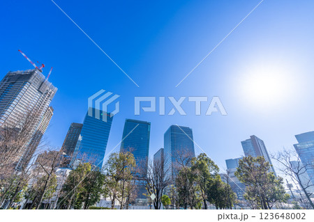 再開発が続くビルに囲まれた梅田の都市風景 123648002
