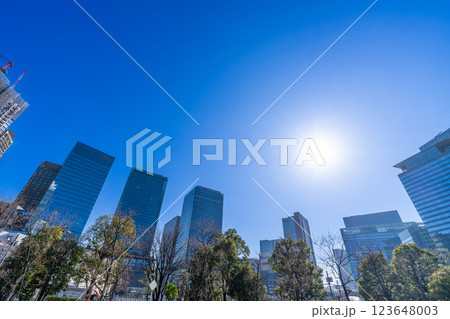 再開発が続くビルに囲まれた梅田の都市風景 123648003