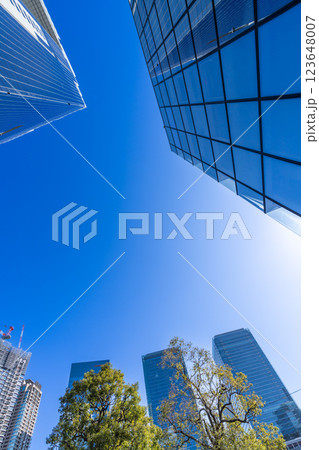 再開発が続くビルに囲まれた梅田の都市風景 再開発が続くビルに囲まれた梅田の都市風景 123648007