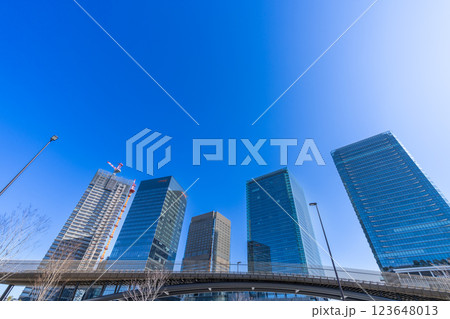 都市風景・大阪を代表するビルが立ち並ぶ開発エリア 123648013