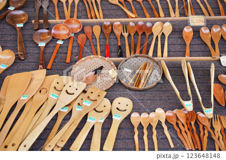 日本の厳島神社土産屋　木製スプーン 123648148