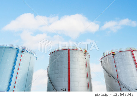 青い空と大型タンク 123648345