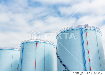 青い空と大型タンク 123648347
