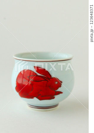 ウサギの絵のぐい飲み 123648371