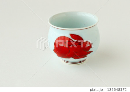 ウサギの絵のぐい飲み 123648372