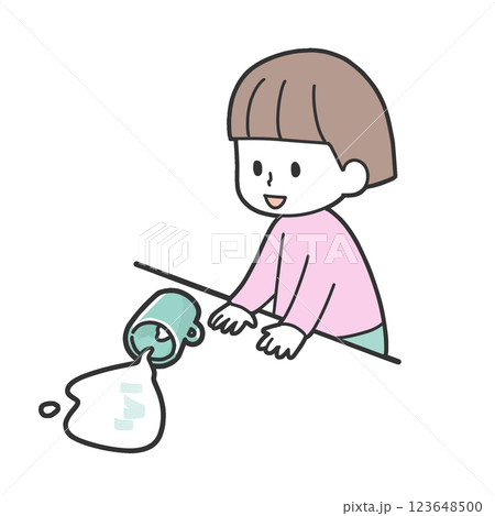コップを倒して遊ぶ子供 123648500