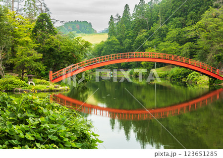 山と川のある町横手公園の太鼓橋 123651285