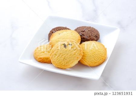 白いお皿に盛った、おいしそうなクッキー 123651931