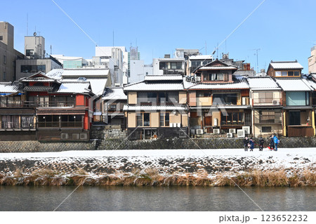 積雪の朝 京都市中京区鴨川西岸の風景 123652232