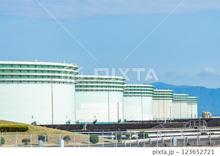 石油備蓄基地にある大型石油タンク 石油備蓄基地にある大型石油タンク 123652721