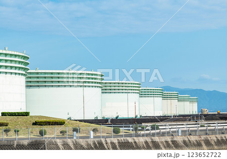石油備蓄基地にある大型石油タンク 石油備蓄基地にある大型石油タンク 123652722
