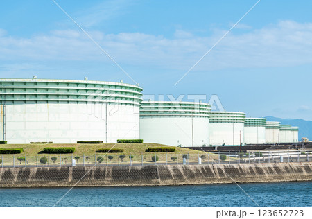 石油備蓄基地にある大型石油タンク 石油備蓄基地にある大型石油タンク 123652723