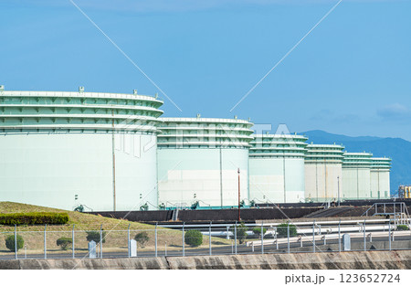 石油備蓄基地にある大型石油タンク 石油備蓄基地にある大型石油タンク 123652724