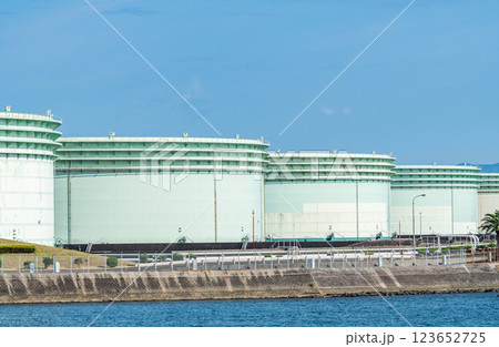 石油備蓄基地にある大型石油タンク 123652725