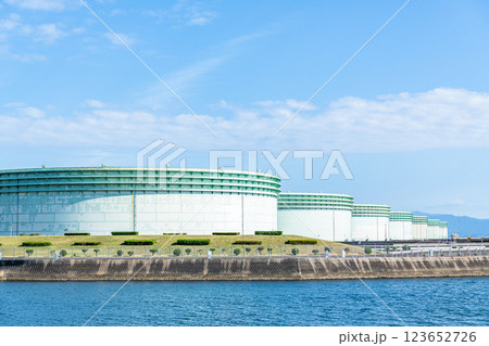 石油備蓄基地にある大型石油タンク 石油備蓄基地にある大型石油タンク 123652726