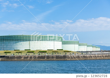 石油備蓄基地にある大型石油タンク 石油備蓄基地にある大型石油タンク 123652728
