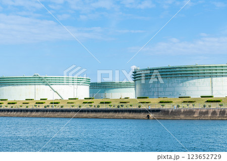 石油備蓄基地にある大型石油タンク 123652729