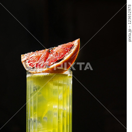 Refreshing green cocktail with a citrus slice at a bar 123652978