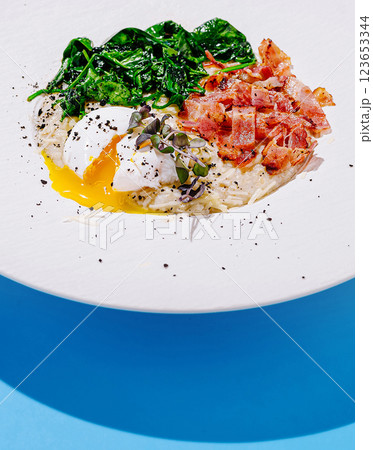 Delicious breakfast bowl featuring poached egg, spinach, and bacon 123653344