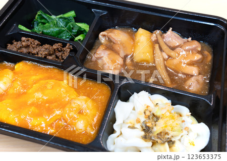 美味しい中華弁当、エビチリと鶏肉料理 123653375