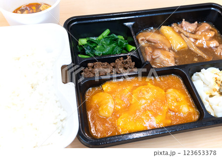 美味しい中華弁当、エビチリと鶏肉料理 美味しい中華弁当、エビチリと鶏肉料理 123653378