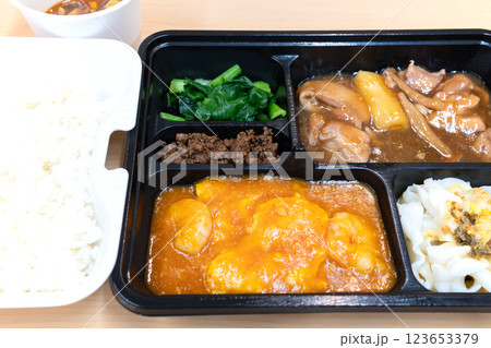 美味しい中華弁当、エビチリと鶏肉料理 123653379