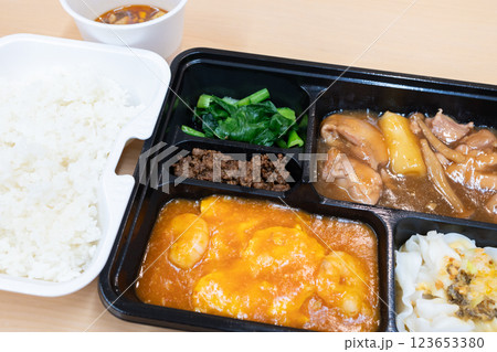 美味しい中華弁当、エビチリと鶏肉料理 123653380