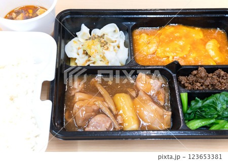 美味しい中華弁当、エビチリと鶏肉料理 123653381