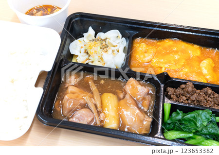 美味しい中華弁当、エビチリと鶏肉料理 美味しい中華弁当、エビチリと鶏肉料理 123653382