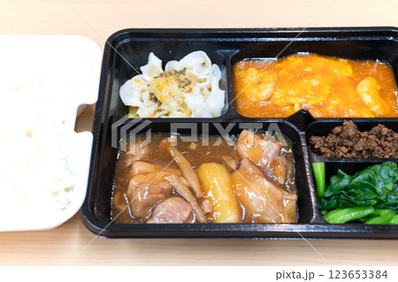 美味しい中華弁当、エビチリと鶏肉料理 123653384