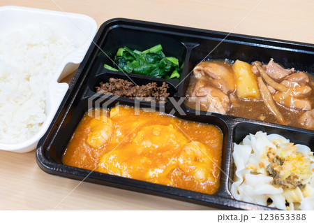 美味しい中華弁当、エビチリと鶏肉料理 123653388