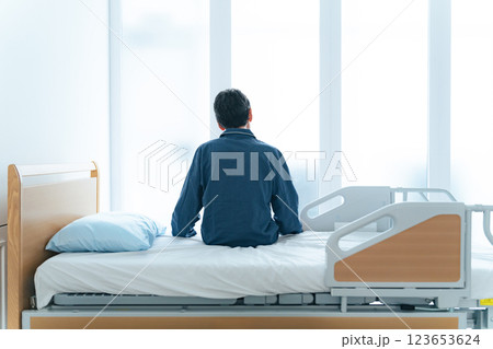 病室でぼんやりする入院患者 病室でぼんやりする入院患者 123653624