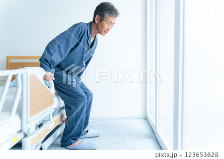 介護ベッドから立ち上がるシニア男性 123653628