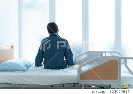 病室でたそがれる入院患者 123653637