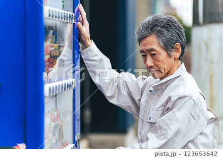 自動販売機を管理する作業員 自動販売機を管理する作業員 123653642