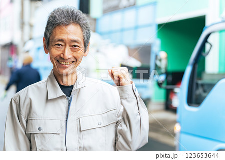 街でガッツポーズするシニア男性 123653644