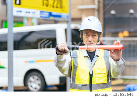 交通誘導する作業員 123653649