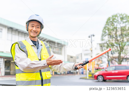 交通誘導する作業員 123653651