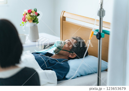 入院患者を見守る女性 123653679